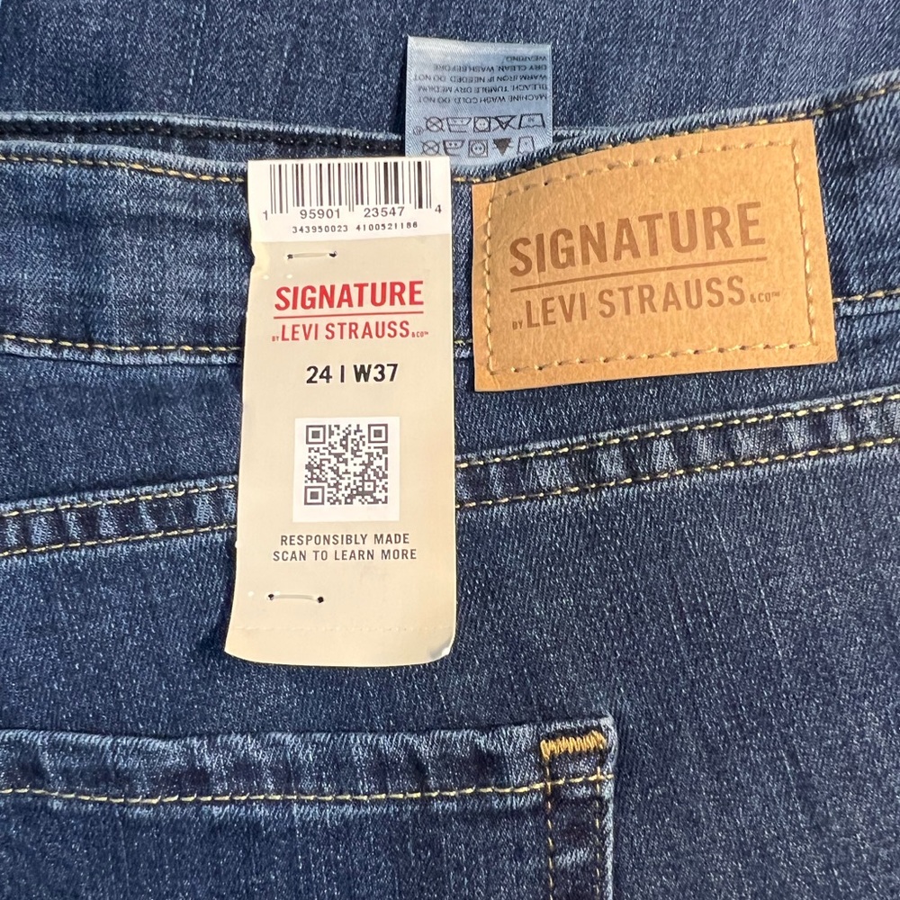 Signature Levi Strauss Mid Rise Capri size 24/ W37 - Picture 4 of 5